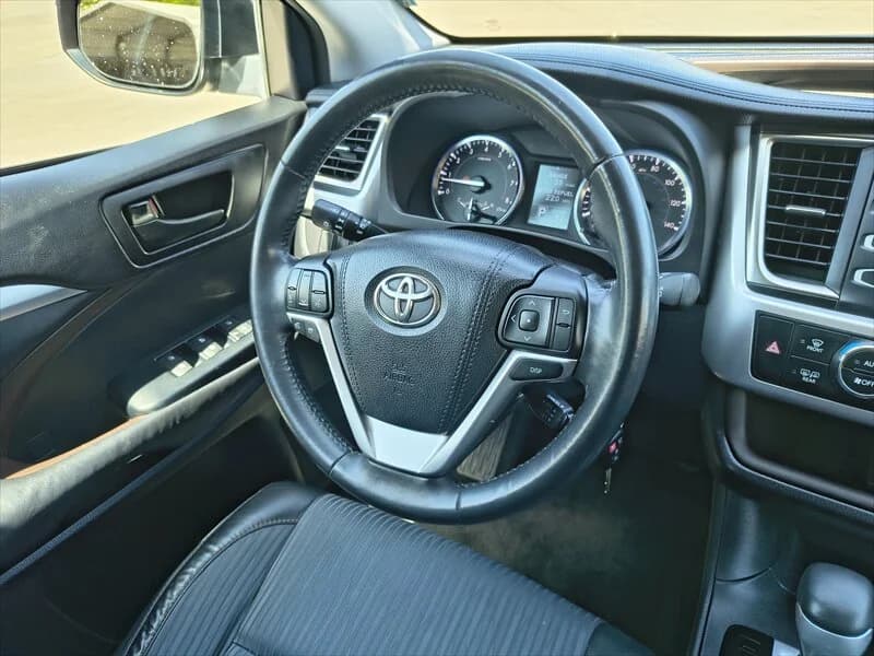 2015 Toyota Highlander LE Plus V6, photo 20 of 42
