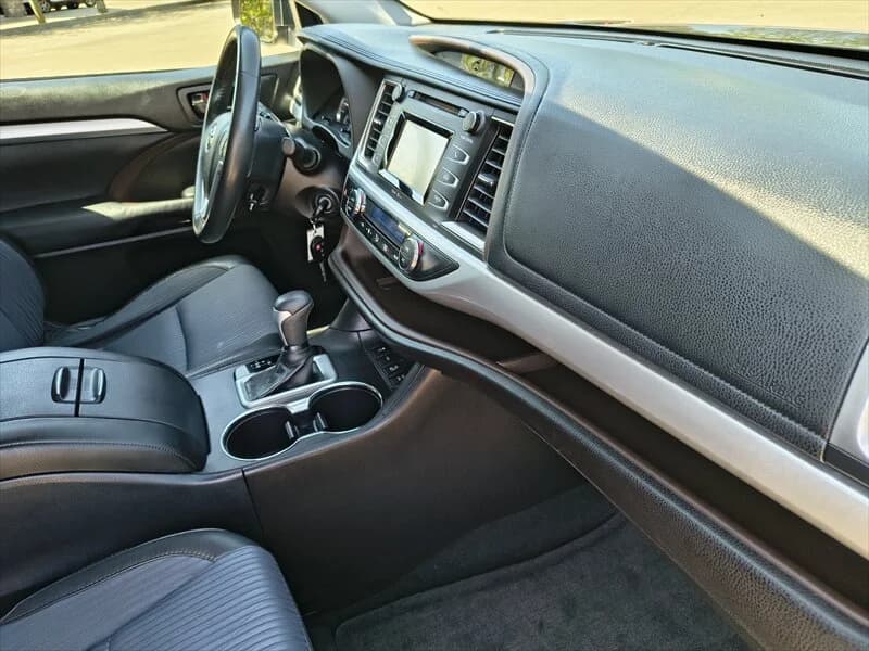 2015 Toyota Highlander LE Plus V6, photo 14 of 42