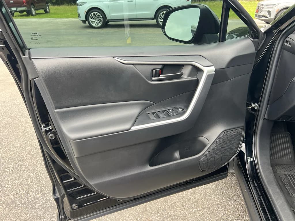 2023 Toyota RAV4 LE, photo 21 of 28