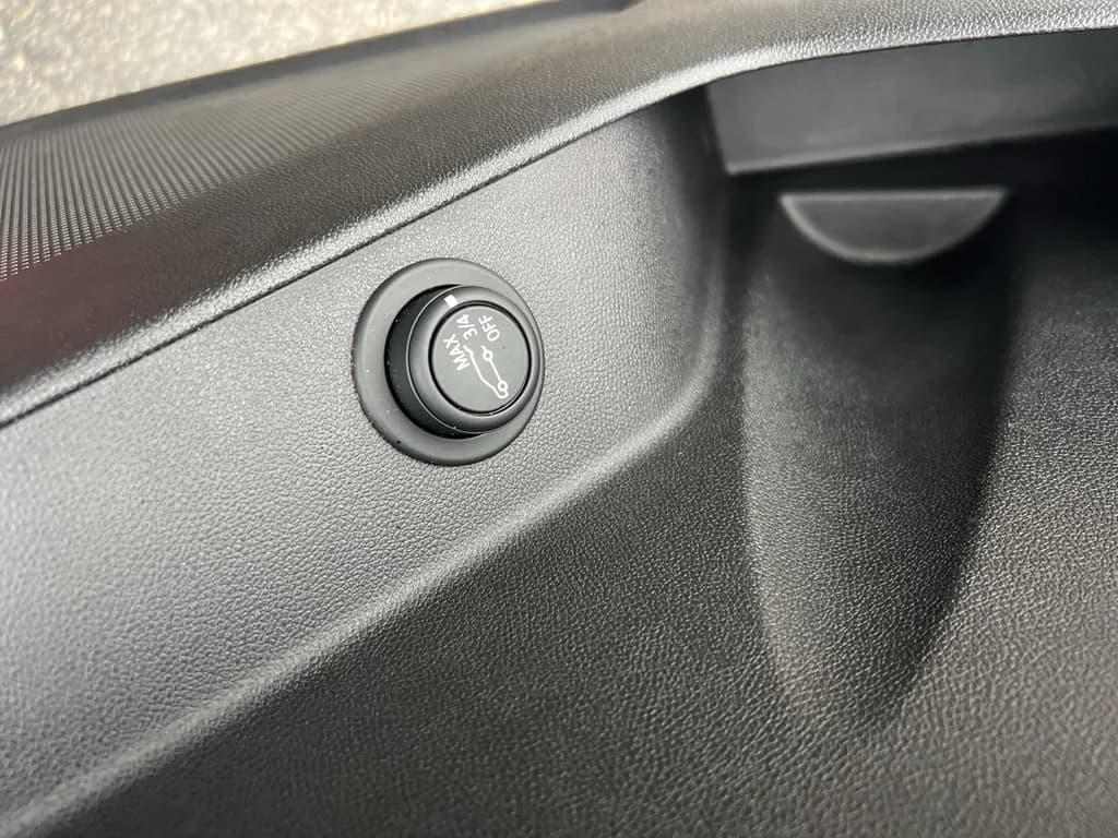2020 Chevrolet Equinox LT, photo 23 of 32