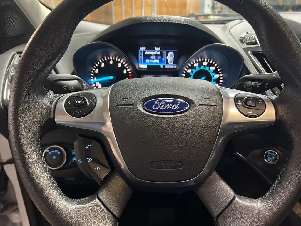 2015 Ford Escape Titanium, photo 16 of 33