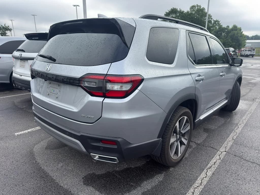 2023 Honda Pilot Elite, photo 2 of 2