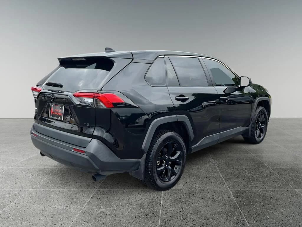 2023 Toyota RAV4 LE, photo 6 of 28