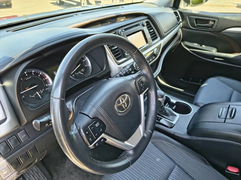 2015 Toyota Highlander LE Plus V6, photo 11 of 42