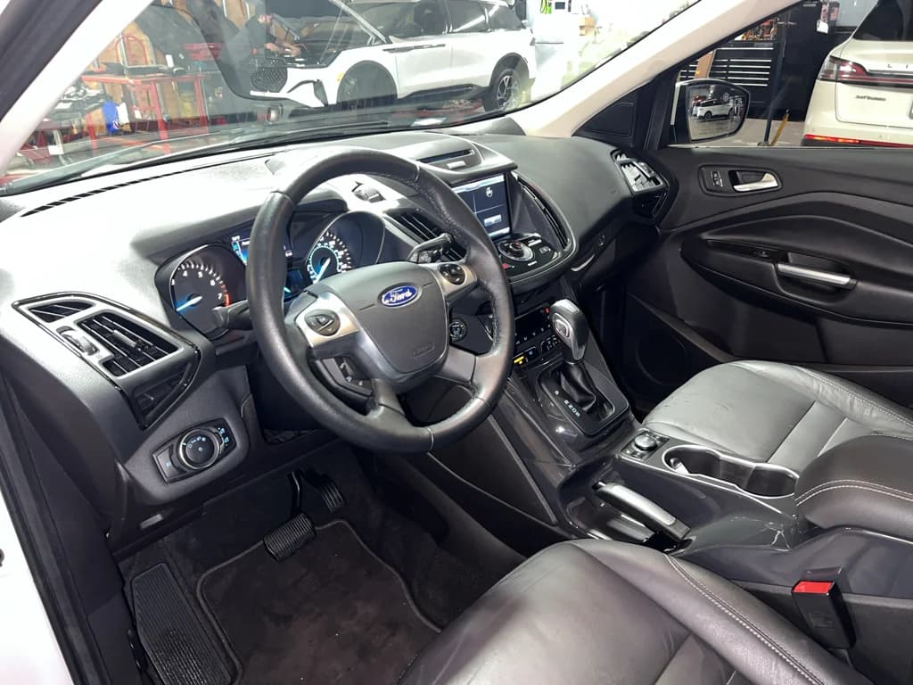 2015 Ford Escape Titanium, photo 13 of 33