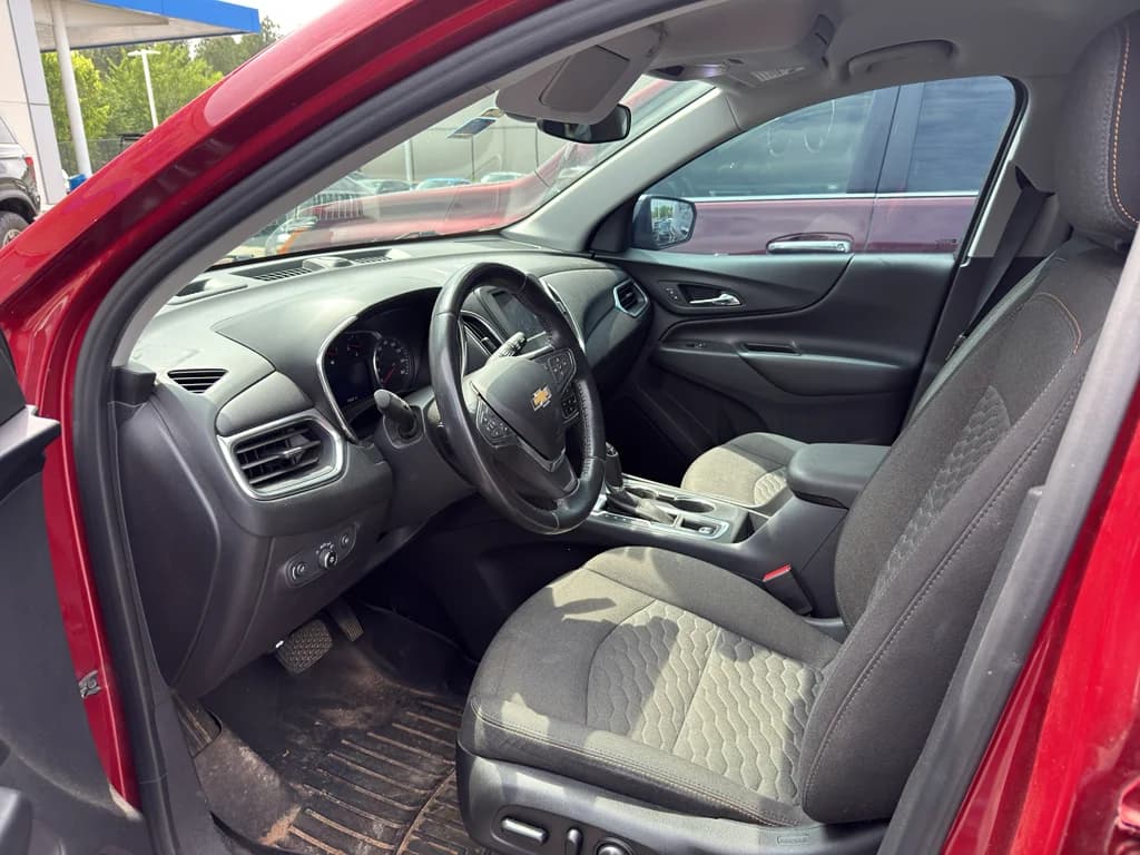 2020 Chevrolet Equinox LT, photo 2 of 32