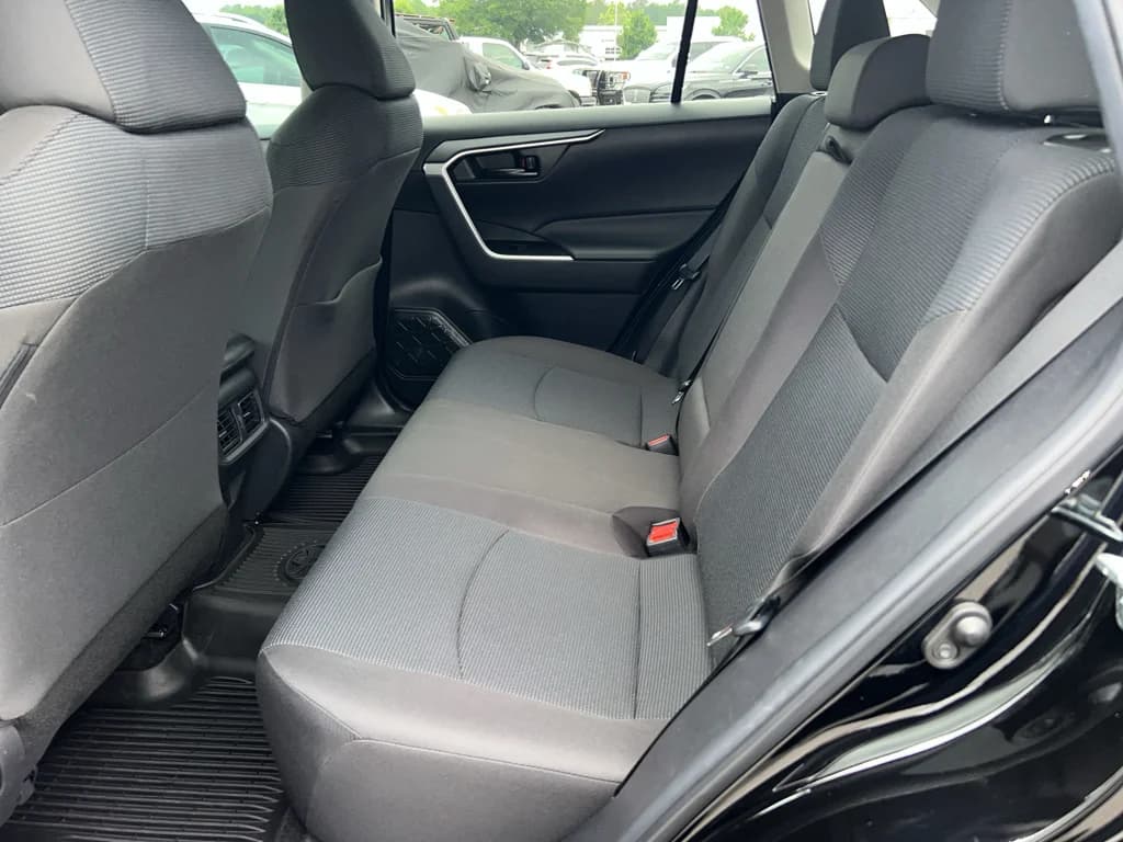 2023 Toyota RAV4 LE, photo 18 of 28